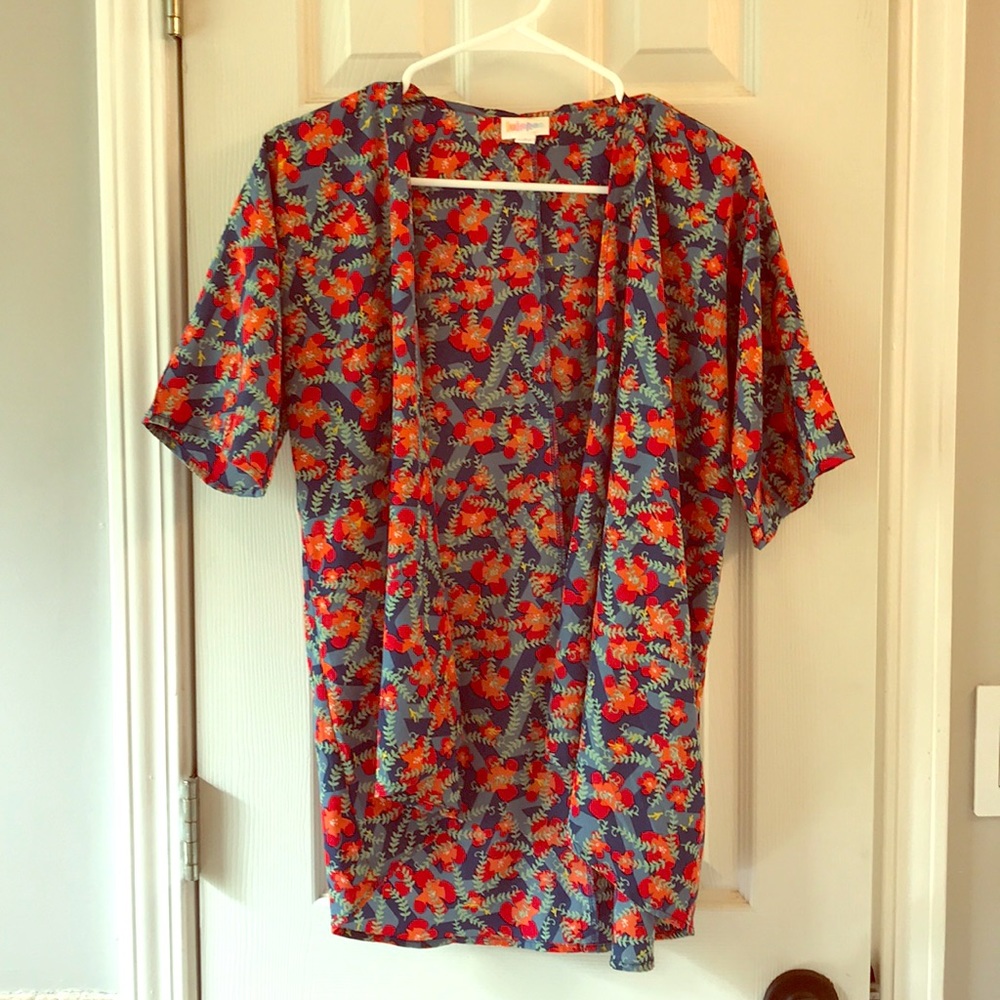 Printed hi-low fashion cardigan.Fits petite adults